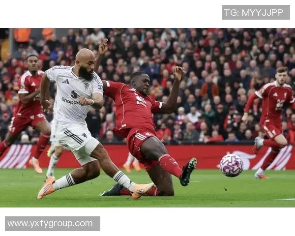 球星在足球场上激情示爱感动全场温馨一幕引发粉丝热议